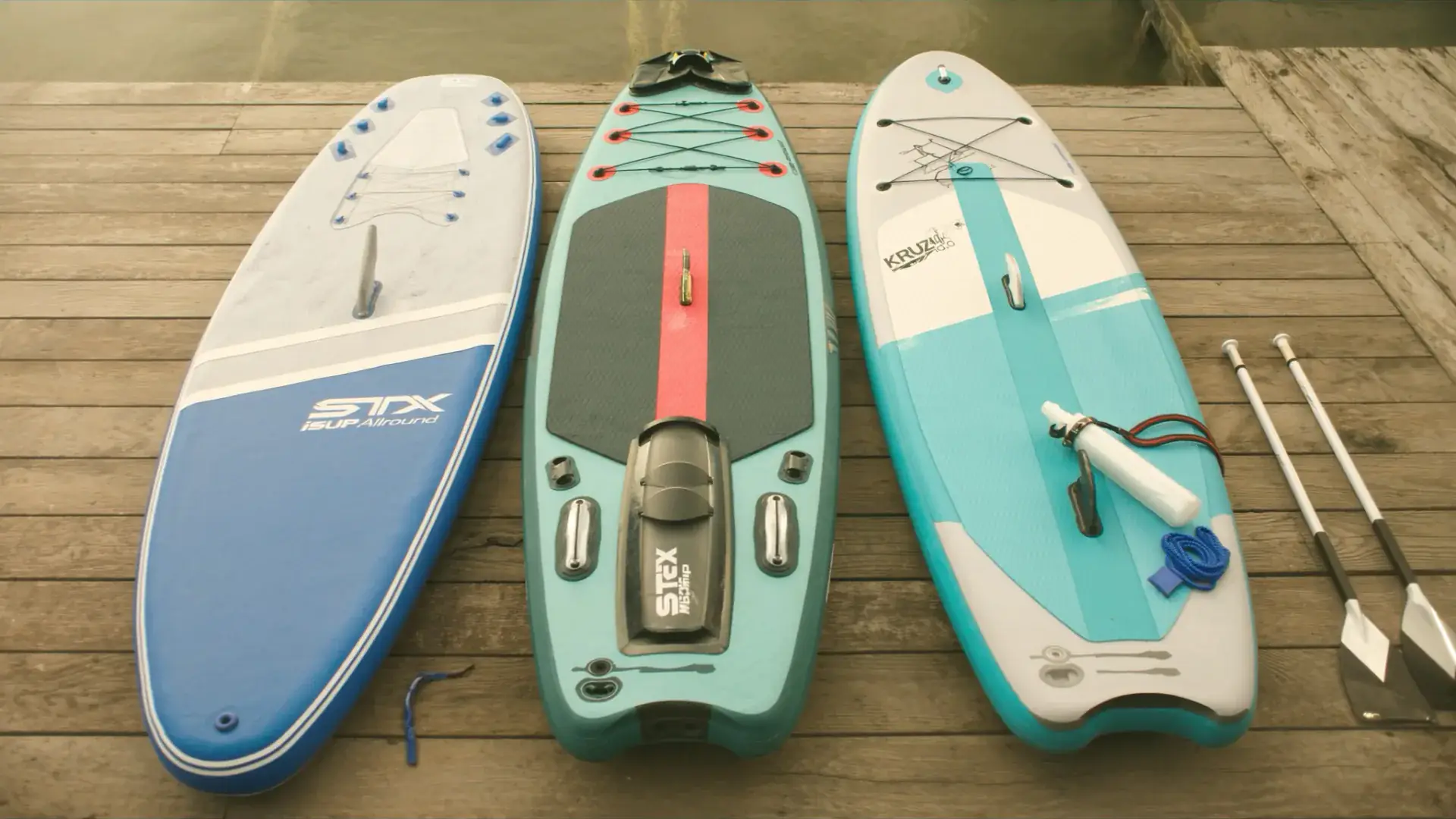 Goedkope SUP kopen 2026: budget-boards die wel deugen — Budget SUP-set op een houten steiger