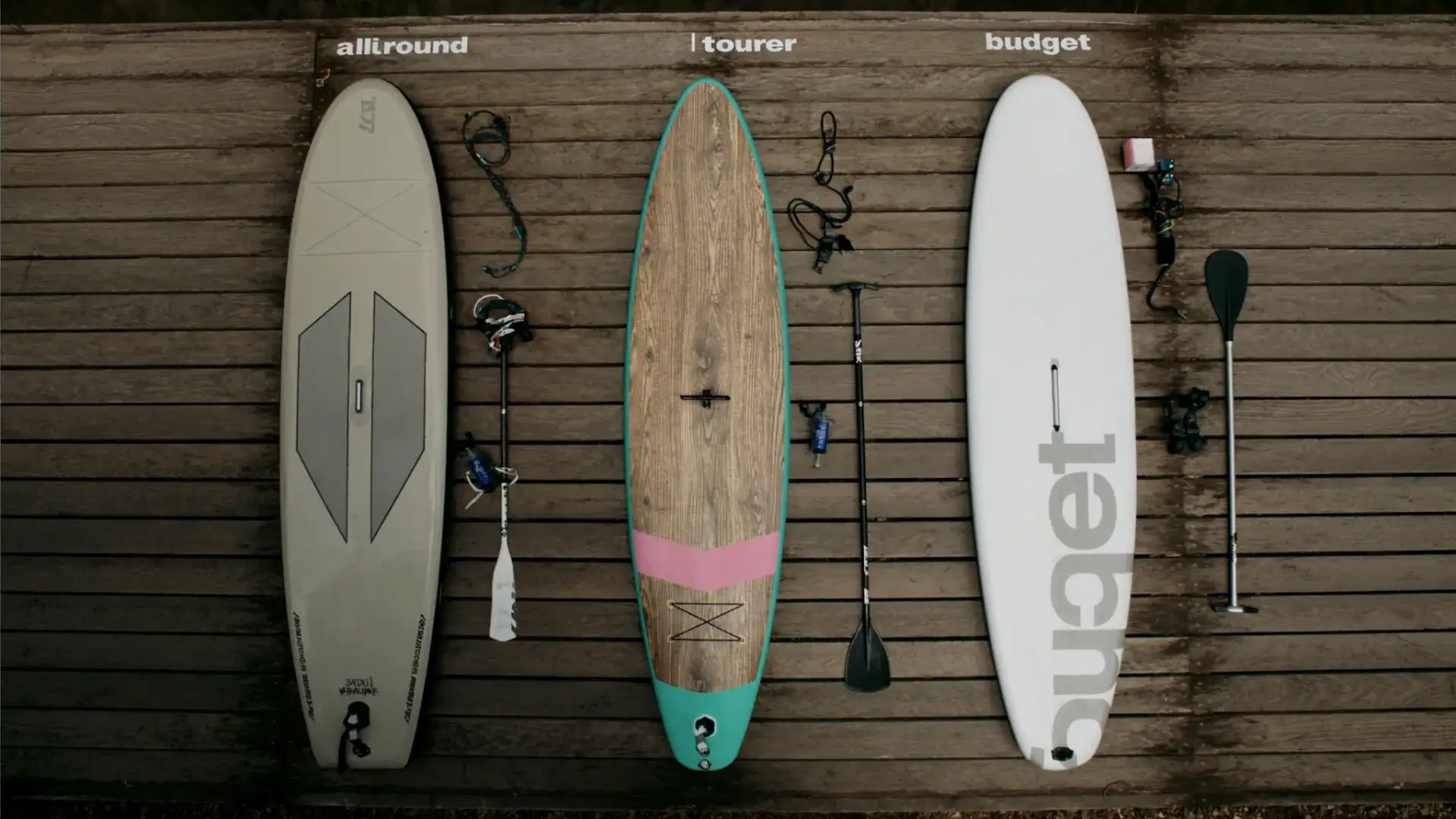 Beste SUP board kopen in 2026: complete koopgids — SUP-boards flat-lay op een houten steiger