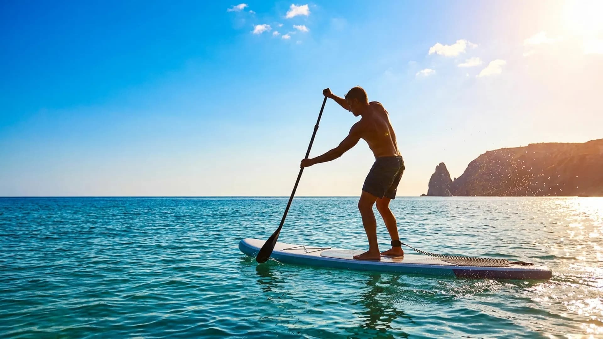 SUP buikspieren: welke spieren train je en hoe effectief is suppen?: zonnig sfeerbeeld op het water