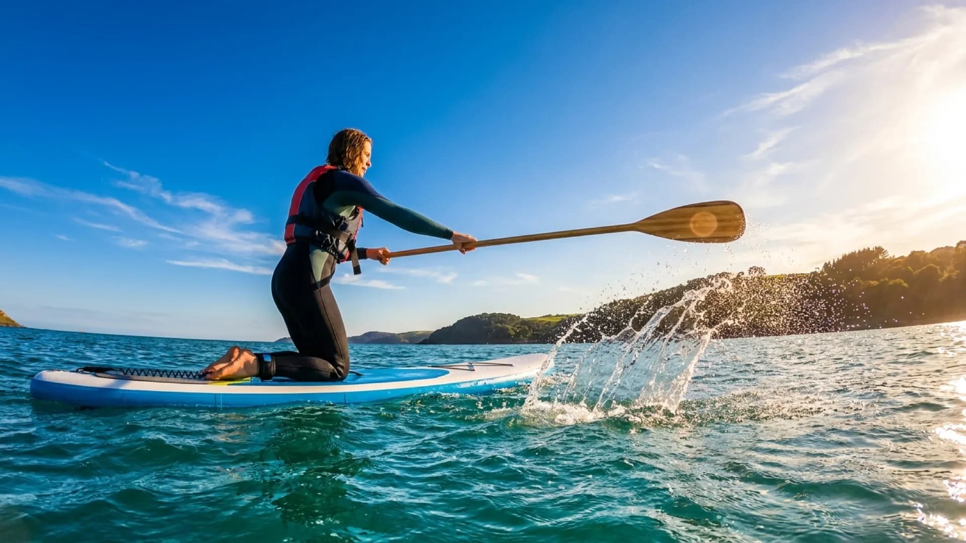 SUP draaien: sweep, pivot en draw stroke uitgelegd: zonnig sfeerbeeld op het water