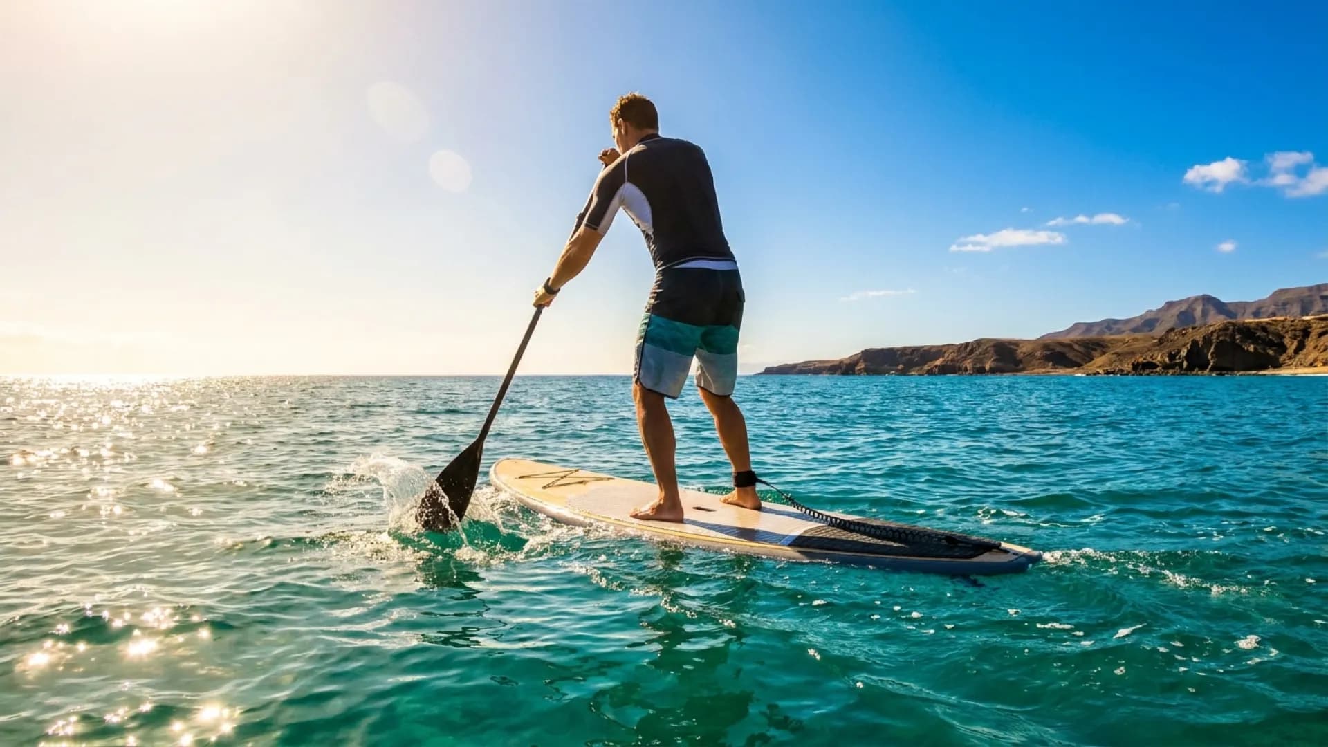 SUP calorieën: realistisch calorieverbruik per uur en per intensiteit: zonnig sfeerbeeld op het water