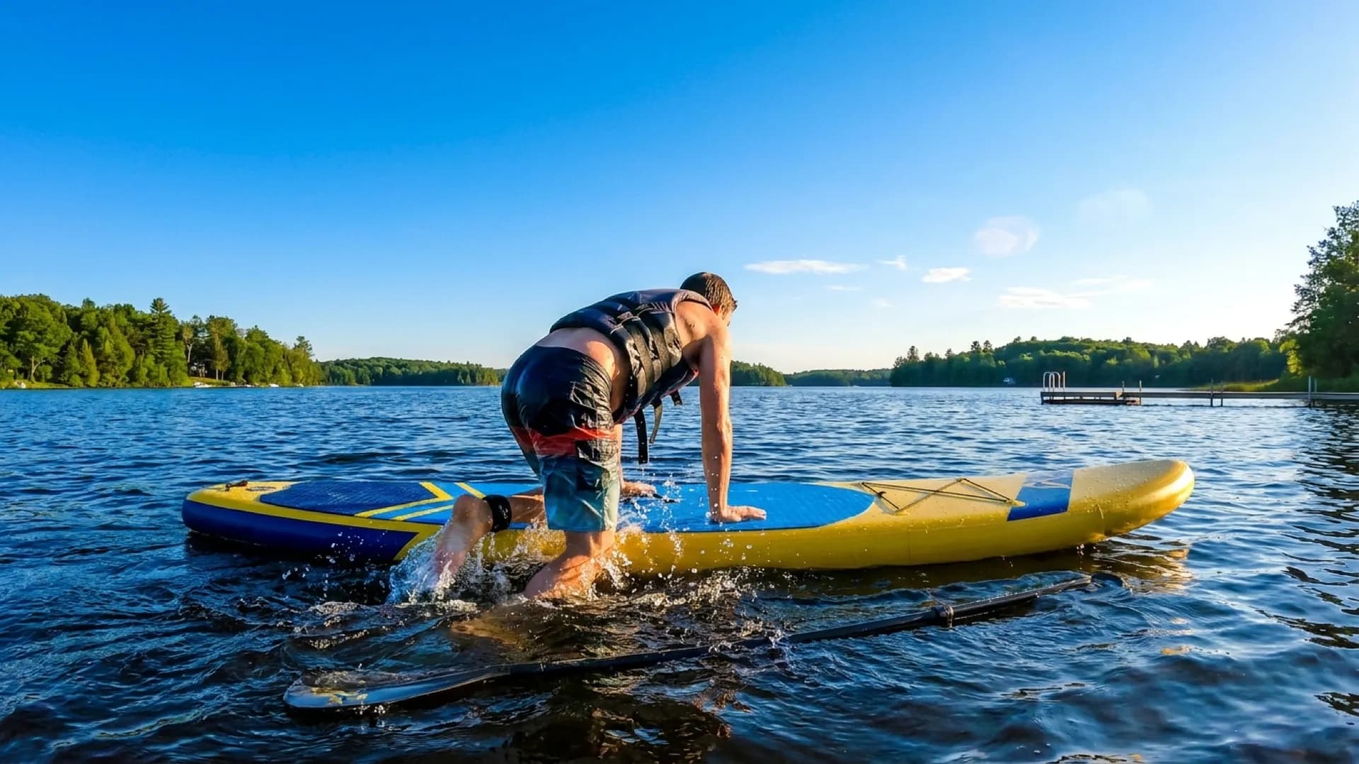 SUP opklimmen na een val: drie technieken om weer op het board te komen: zonnig sfeerbeeld op het water