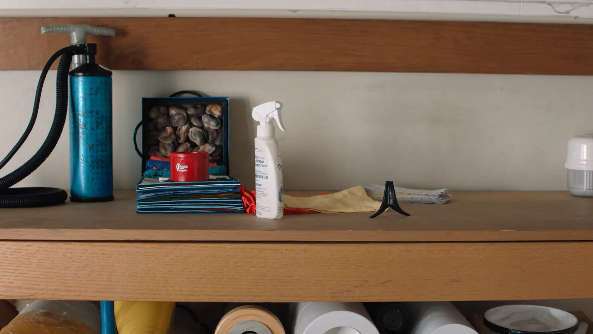 Net je SUP-board ontvangen? Zo doe je het goed (van sup board opblazen tot eerste tocht) — SUP-onderhoudsgereedschap op een werkbank