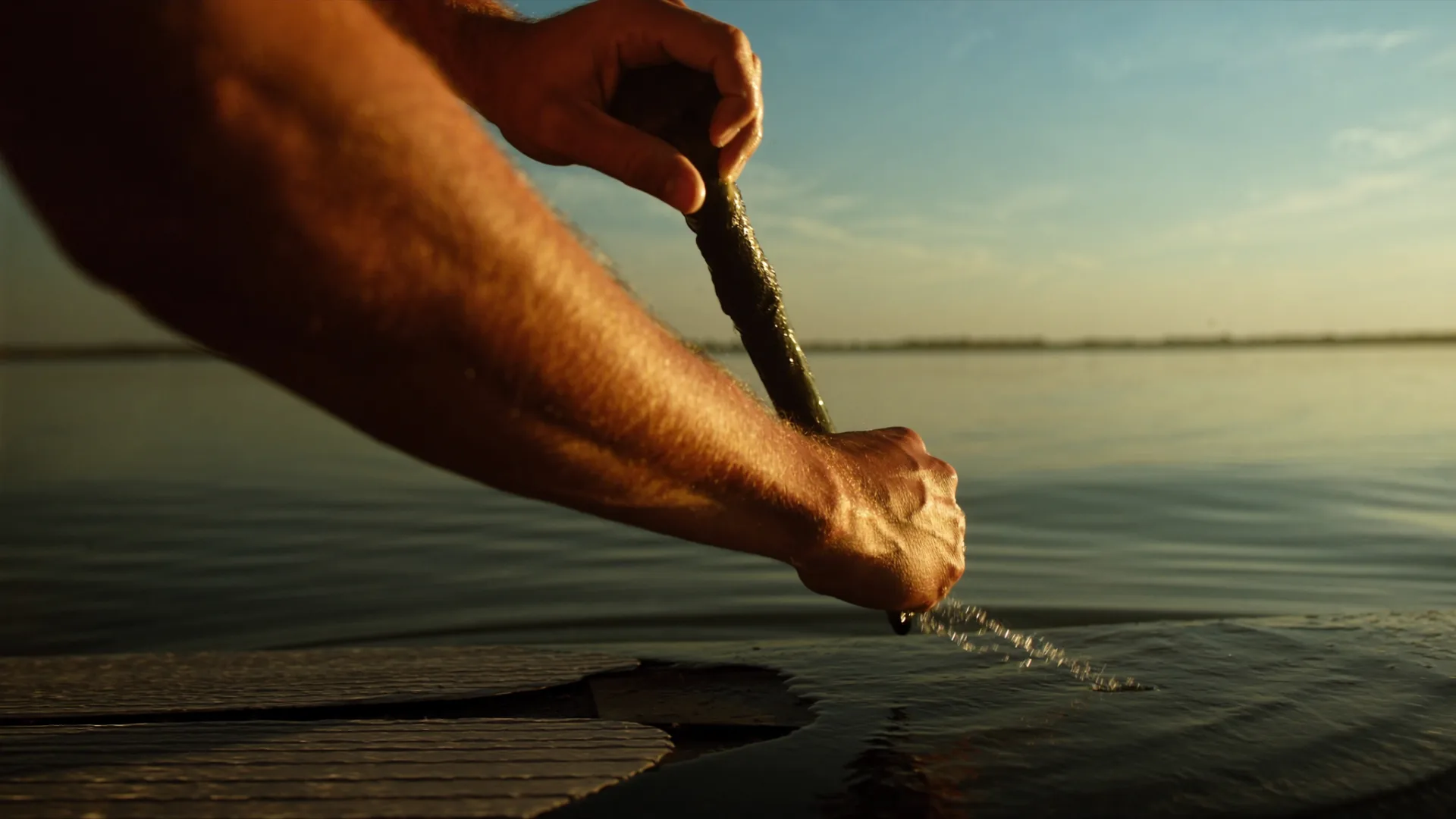 SUP peddeltechniek: stap-voor-stap efficiënt leren paddelen — Close-up van een SUP-peddelslag in goldenhour licht