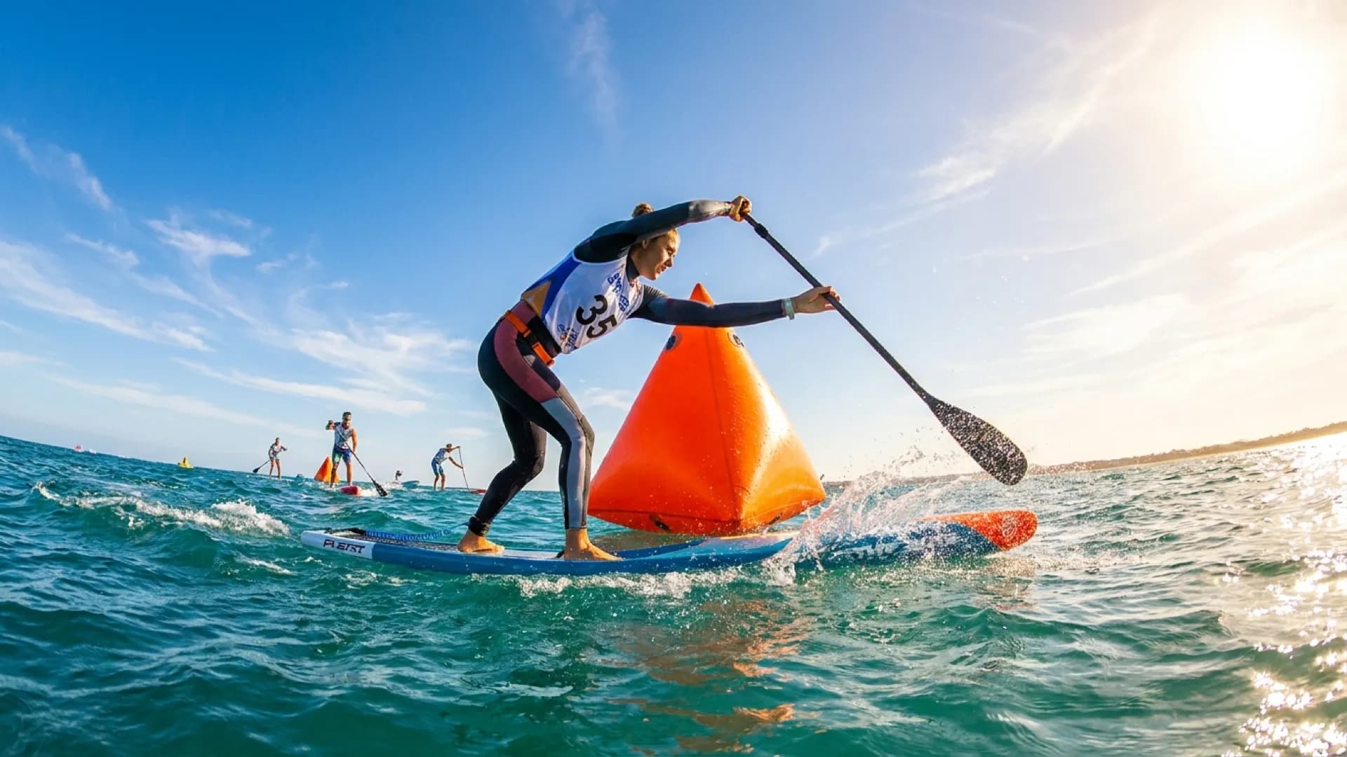 SUP wedstrijd techniek: race-peddelslag en buoy turns uitgelegd: zonnig sfeerbeeld op het water