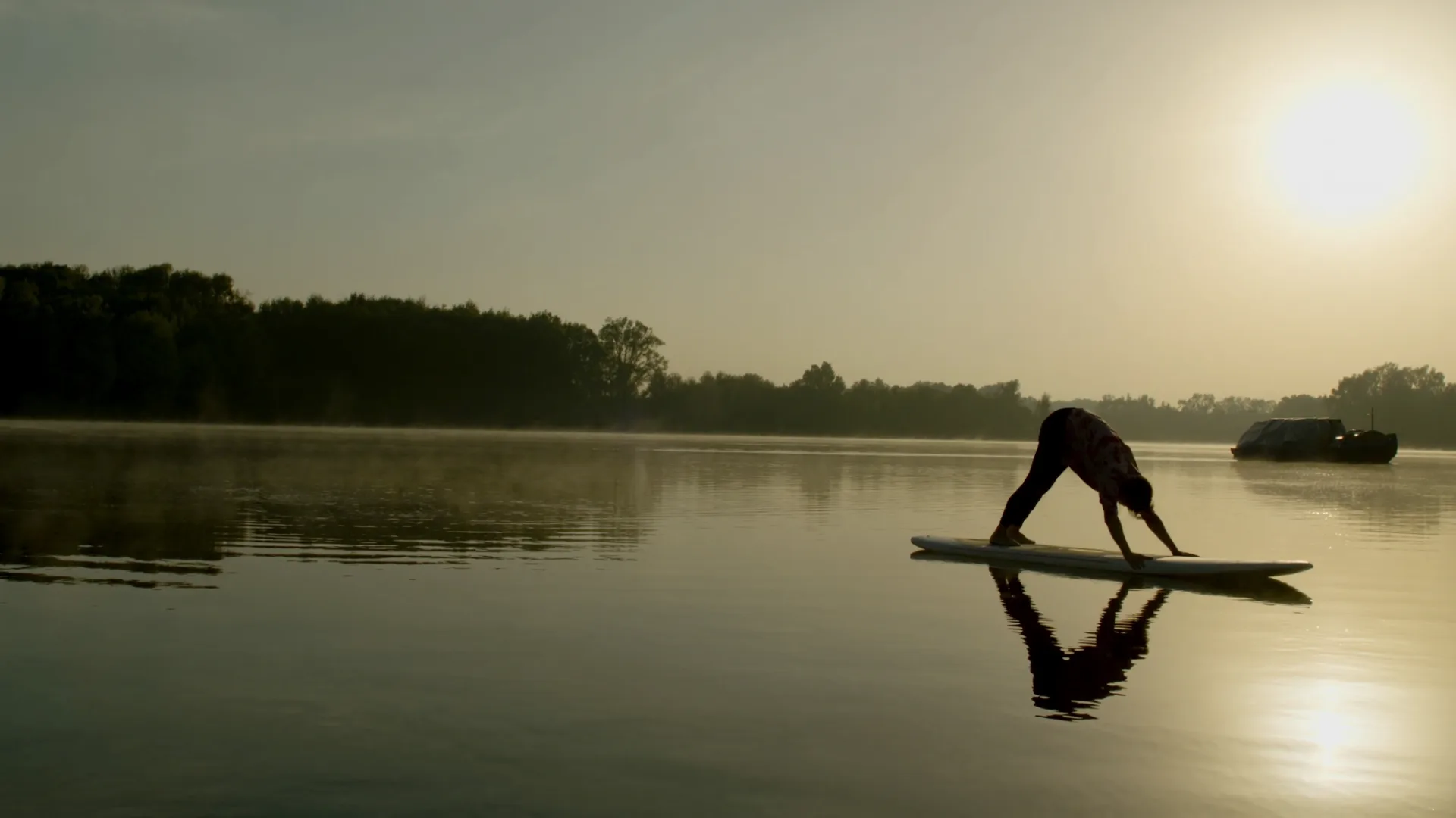 SUP yoga: complete beginnersgids voor je eerste sessie op het water — SUP-yoga pose op een rustig Nederlands meer