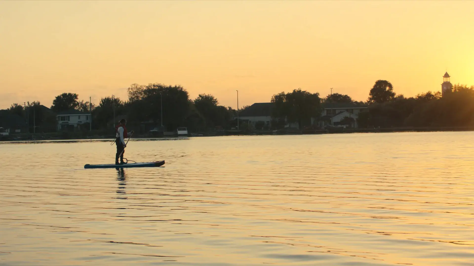 SUP zwemvest kopen: vest, auto-inflate of heup-belt? — Goed uitgeruste SUP-paddler met leash en zwemvest